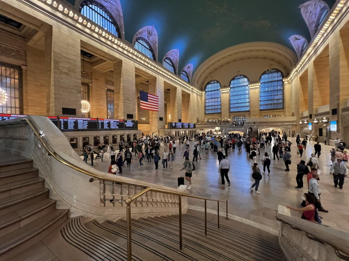 NYC Free Tour Launches Bilingual Daily Walking Route Through Midtown Landmarks